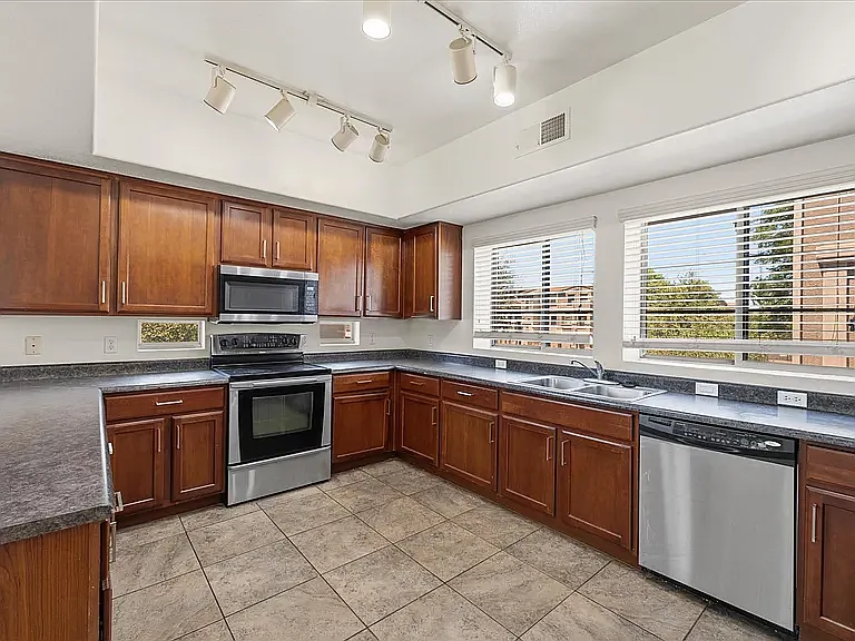 4 bed, 3.5 bath, 1853 sqft, $2,500 — Photo 4