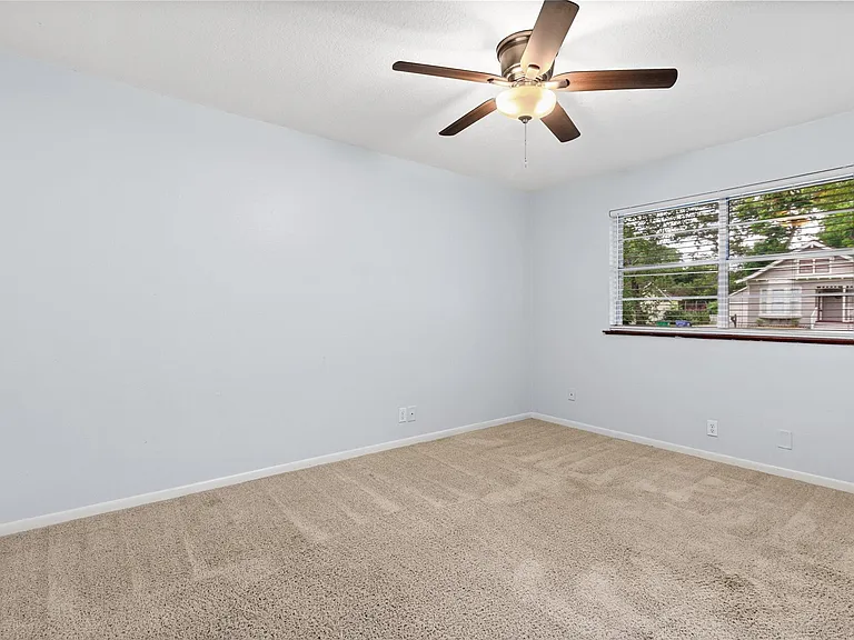 416 E Myrtle St — Photo 7