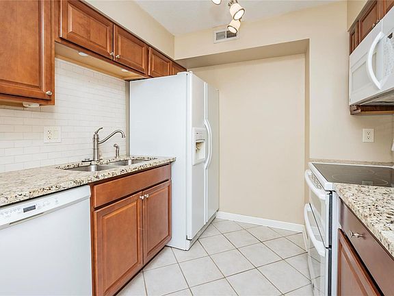 5th image of 3111 Broken Oak Dr APT A
