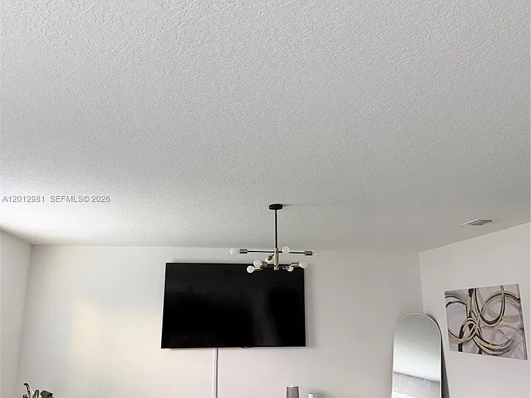 1557 SW Dycus Ave — Photo 4