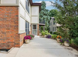 8108 S Forest Hills Cir, Franklin, WI 53132