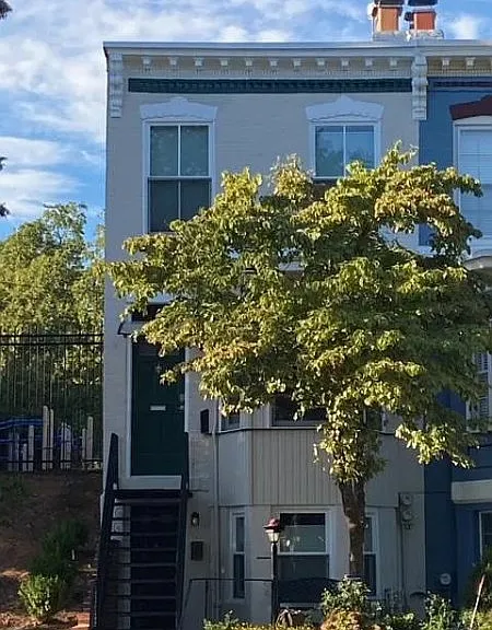 330 E St SE — Photo 16