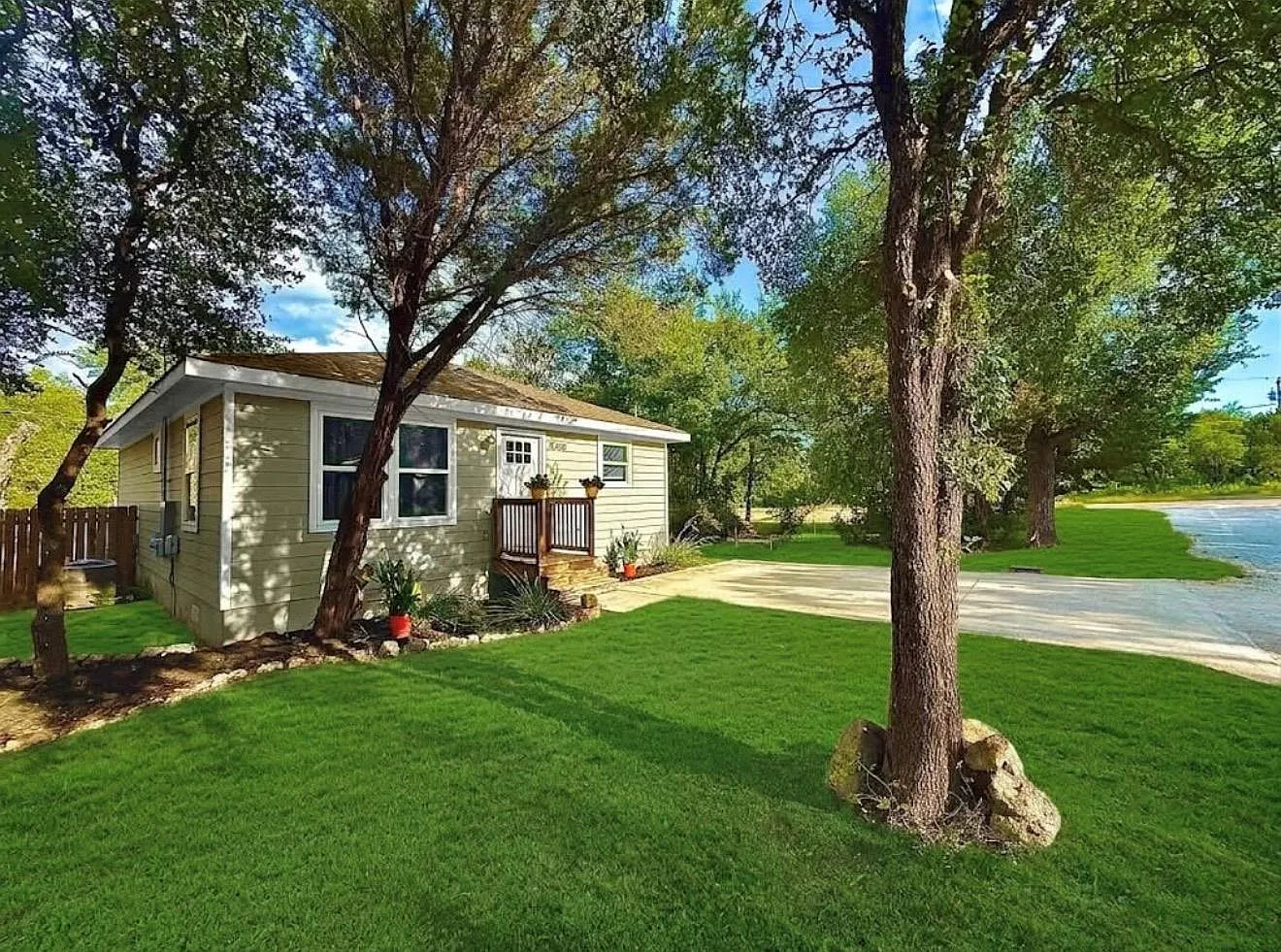 2 bed, 2.0 bath, 1000 sqft, $1,900 — Photo 2