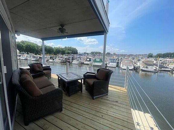 4th image of 18 Harbor Isle Dr