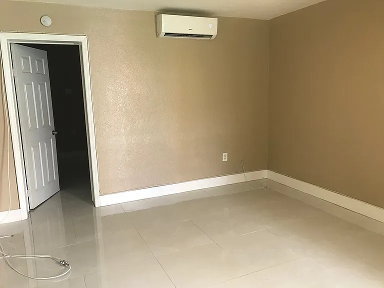 4550 SW 67th Ave — Photo 8