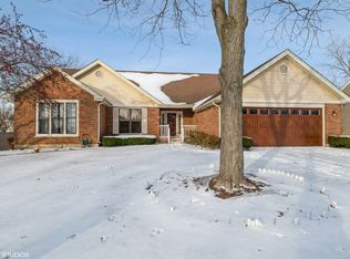 556 White Birch Rd, Lindenhurst, IL 60046