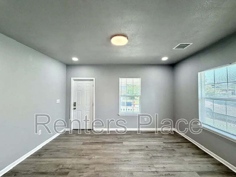 4 bed, 1.0 bath, 1000 sqft, $1,257 — Photo 3