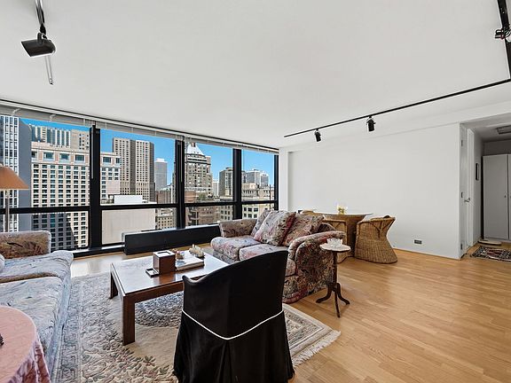 4th image of 910 N Lake Shore Dr #2518