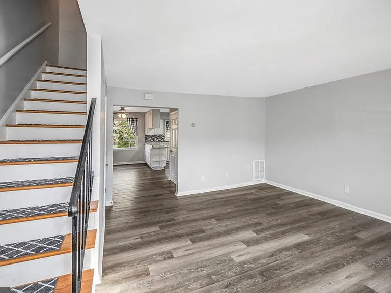 712 Olde Greenwich Cir — Photo 2