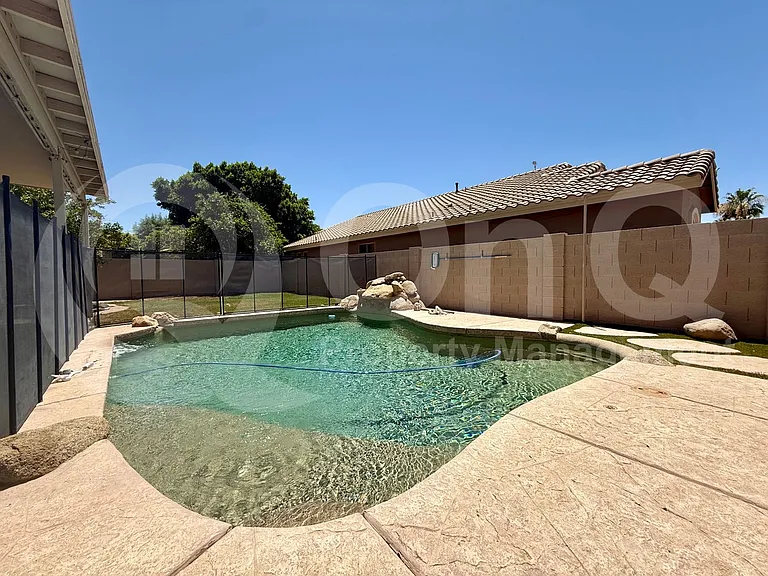572 N Bell Dr — Photo 32