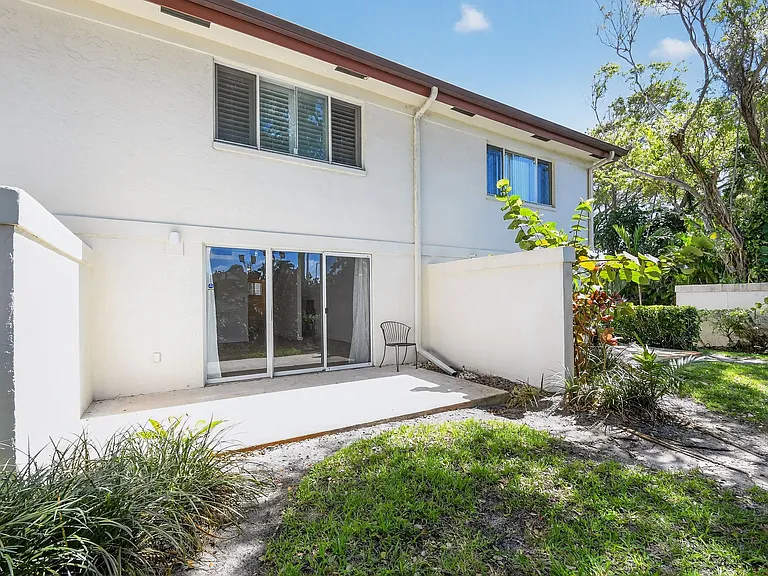 101 Half Moon Cir #B — Photo 37