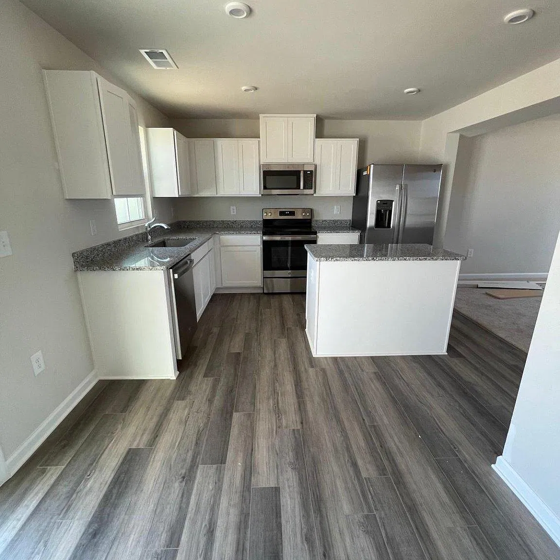 3 bed, 2.0 bath, 1220 sqft, $1,799 — Photo 4