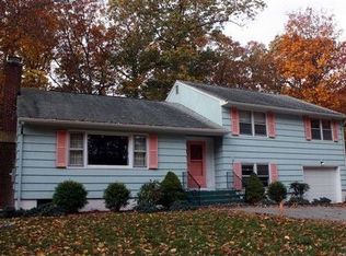 12 Patricia Ct, Gales Ferry, CT 06335
