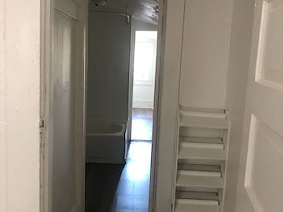 4th image of 920-922 S Ridgewood Ave #1