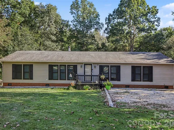 5821 Hidden Oaks Ln, Lake Wylie, SC 29710