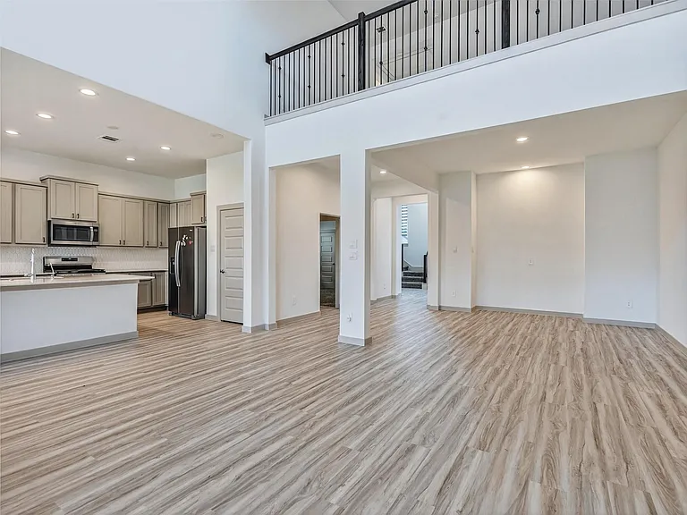 818 Kingwood Dr — Photo 15