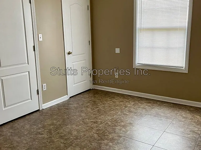 400 Jackson Ave #D — Photo 9