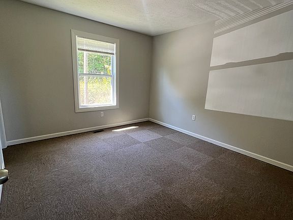 4th image of 80 Chelsey Ln #B
