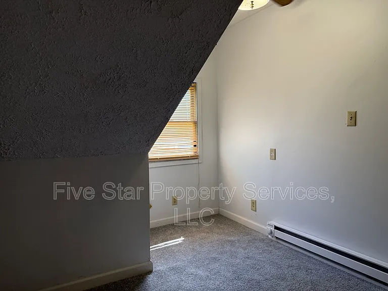229 W Allen St — Photo 16