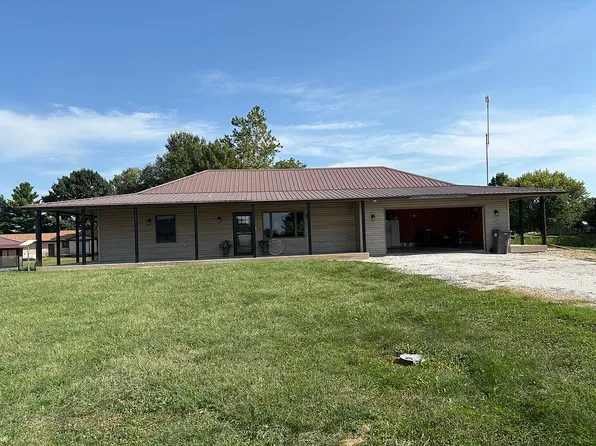 29922 Red Oak Ln, Girard, IL 62640