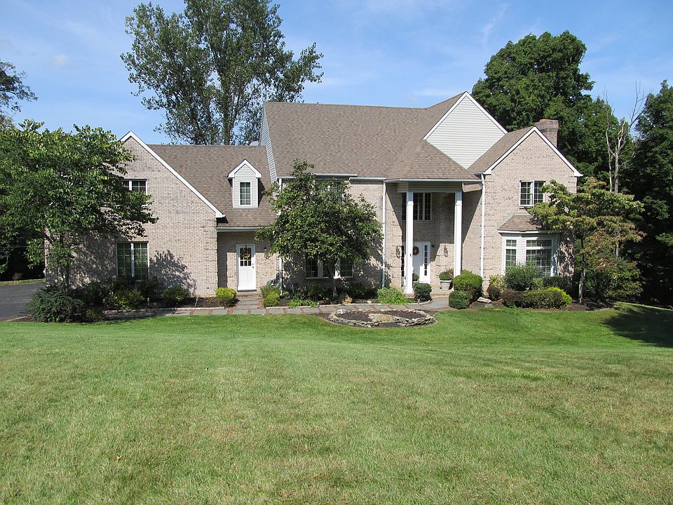 Brick colonial/desirable loc