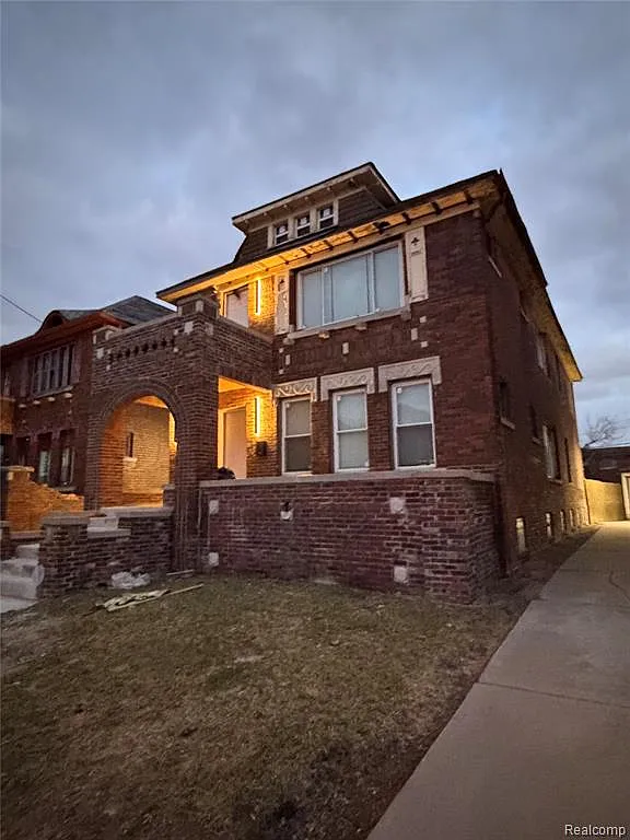 3 bed, 1.0 bath, 2600 sqft, $1,600 — Photo 2