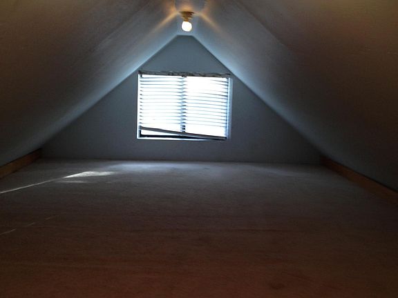 Cute upstairs loft that_s carpeted .....perfect for having guests sleep overnight with a sleeping bag or two. A small futon also can fit well up here. __