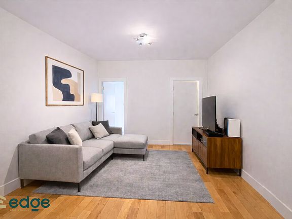 3rd image of 136 Kingsland Ave APT 1R
