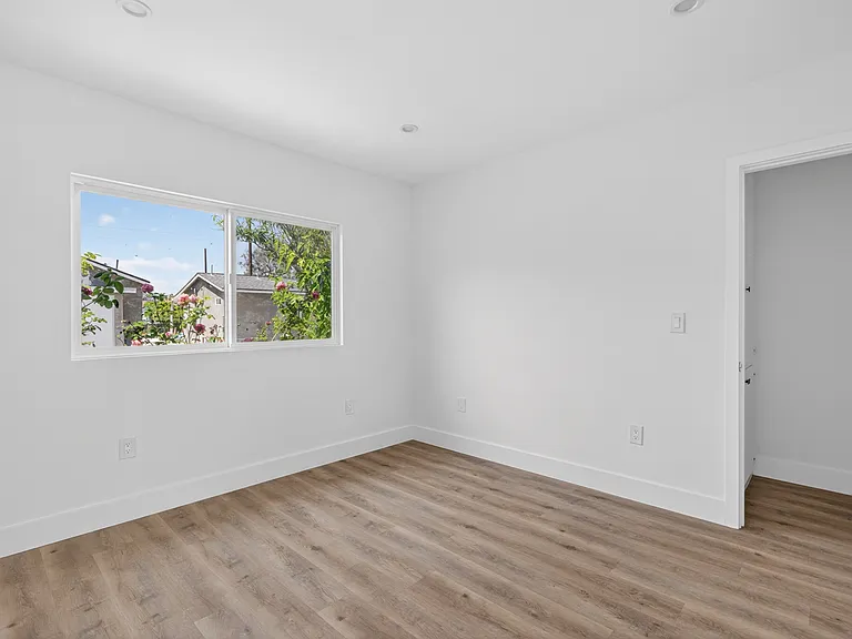 6858 Ira Ave — Photo 13