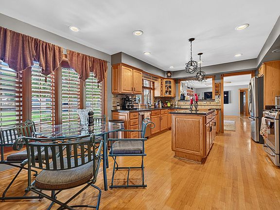 4th image of 21W302 Woodview Dr