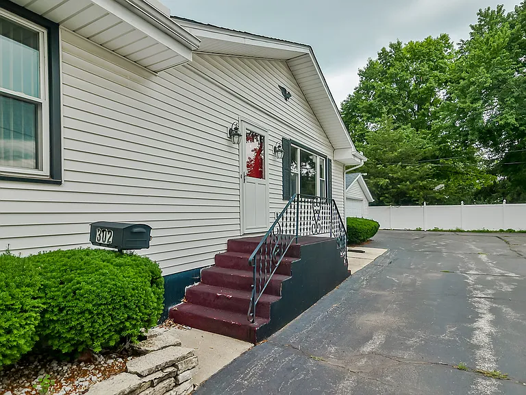 302 Merrill Ave — Photo 3