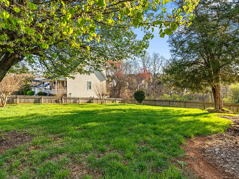 4035 Lenora Dr — Photo 16