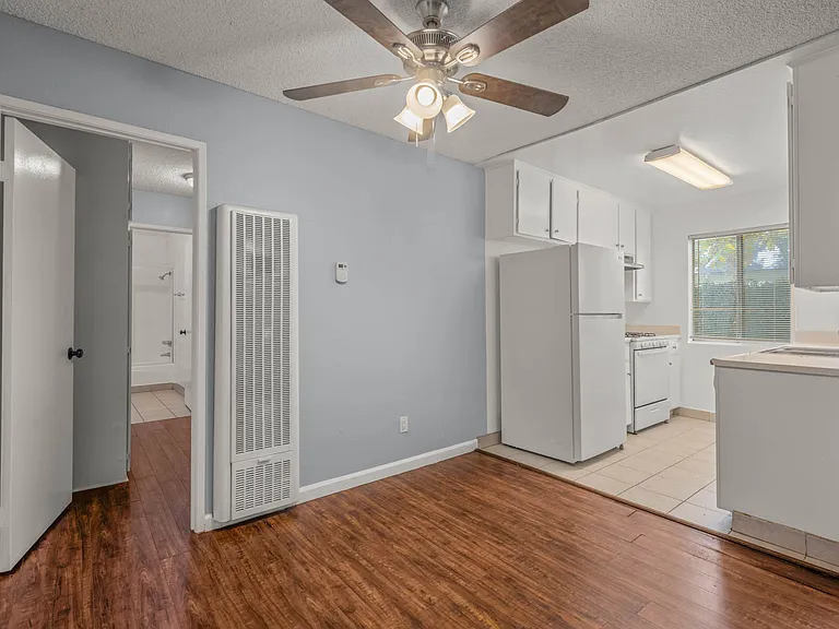 5900 Reseda Blvd — Photo 5