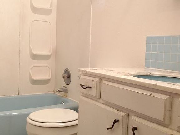 5th image of 2207 Crescent Dr APT 3