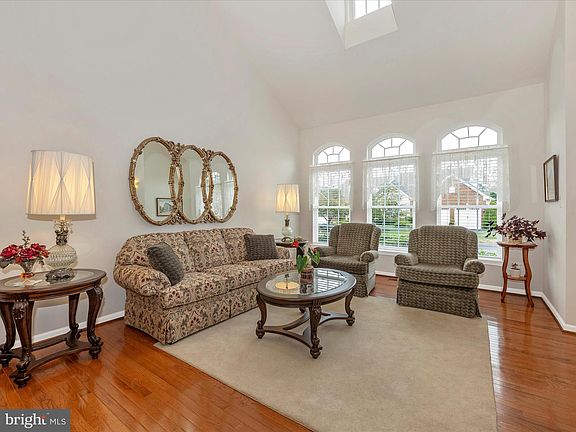 2nd image of 10607 Victorian Ave