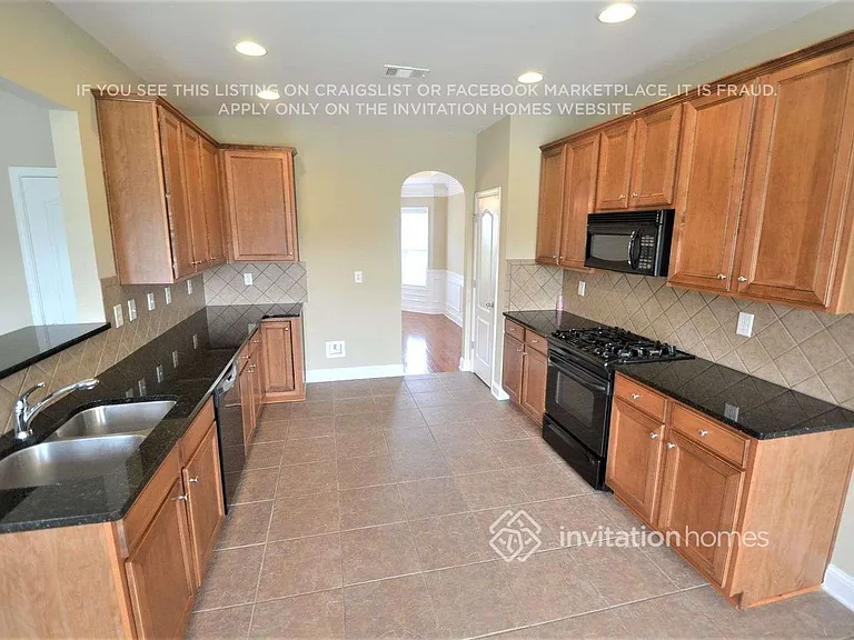 825 Kaitlyn Dr — Photo 3