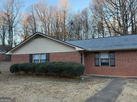 1091 Cantrell Ln, Bogart, GA