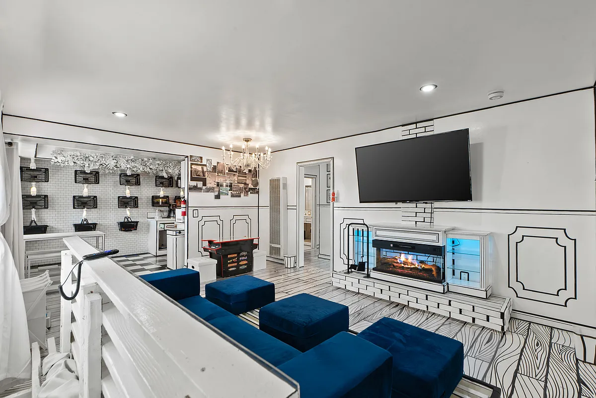 Building Photo - 2815 E 64th St #4