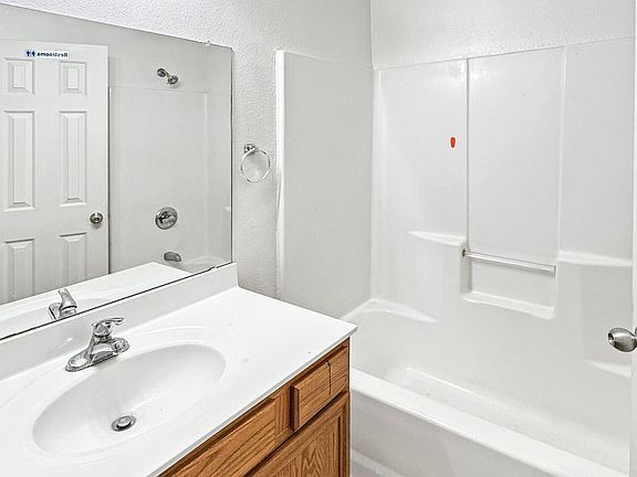 4th image of 908 N Belmont Ave