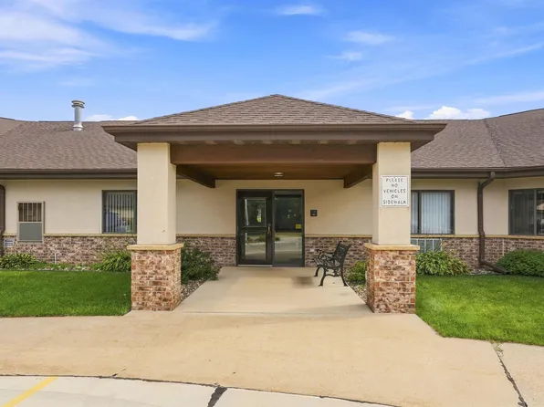520 S 1st Ave Unit 113, New Hampton, IA 50659