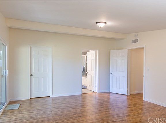 5th image of 876 E Hillcrest Dr