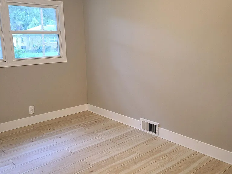 2126 Ackley Ave — Photo 4
