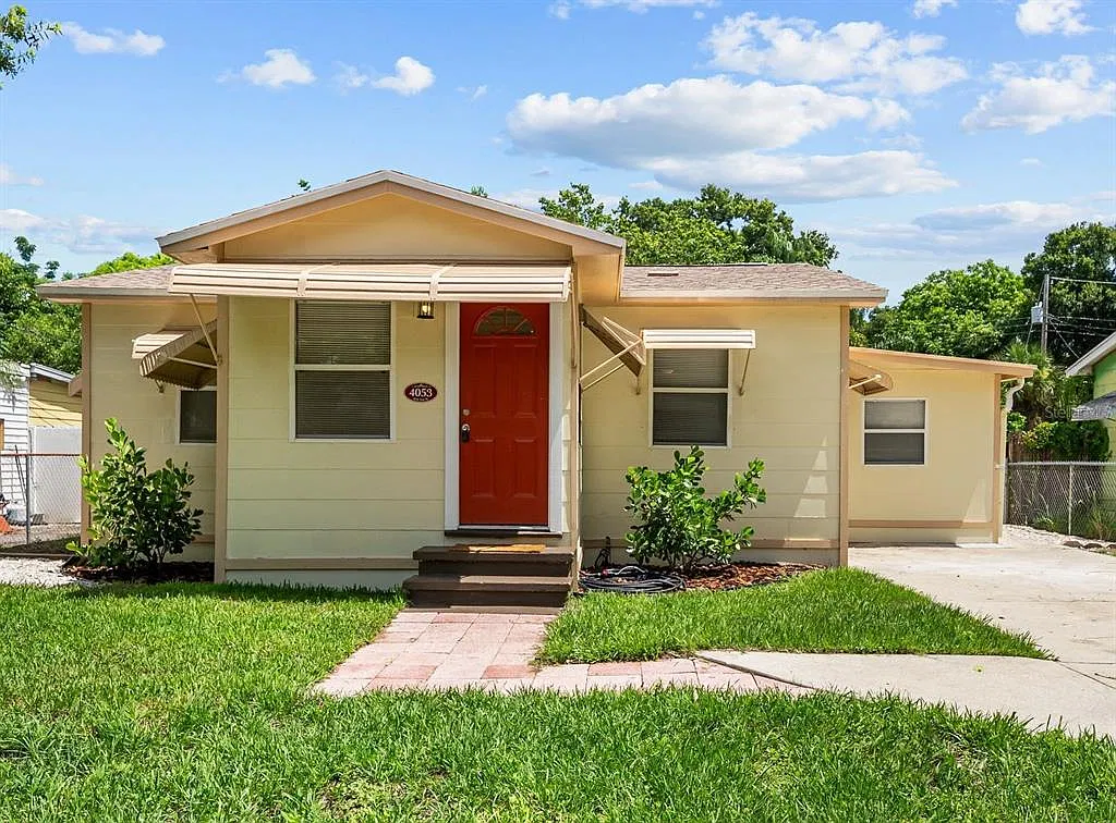 3 bed, 1.0 bath, 896 sqft, $1,995 — Photo 1