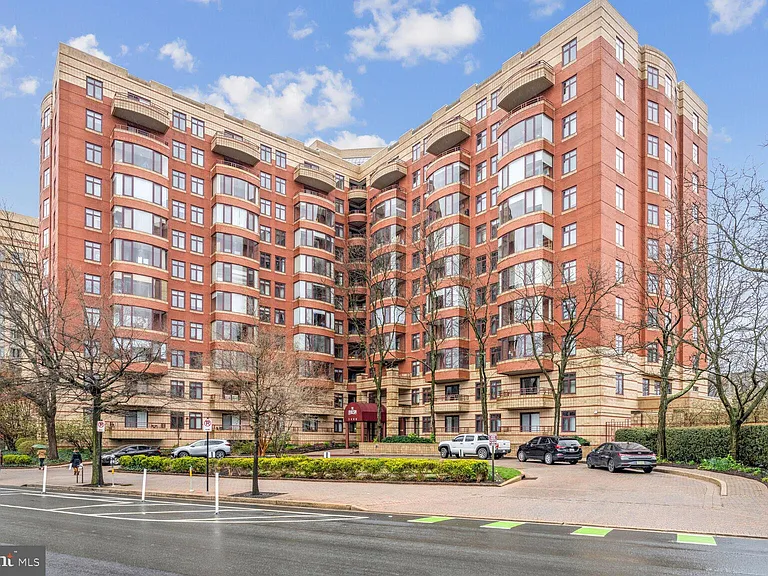 2400 Clarendon Blvd #Penthouse 12 — Photo 1