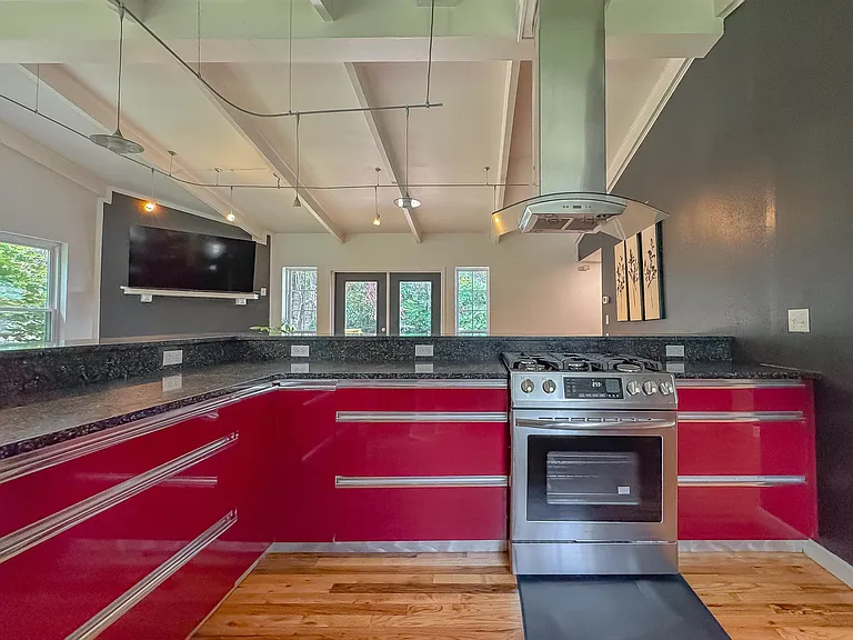 1044 Seminole Dr — Photo 32
