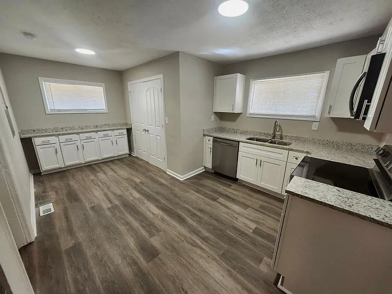 3415 Hyland Dr — Photo 2