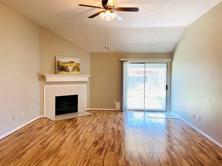 1404 Helmsley Dr — Photo 4