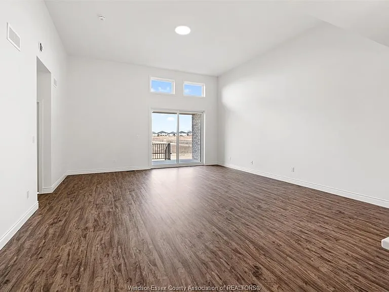 210 McLellan Ave — Photo 8