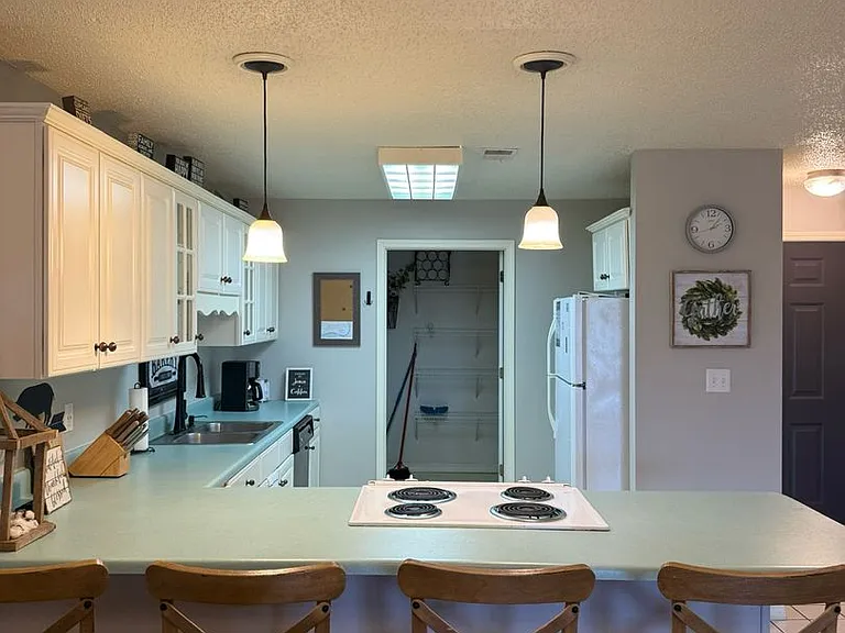 161 Avondale Dr #12 — Photo 2