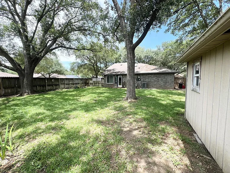 3215 Keywood Ln — Photo 23
